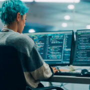 Persona trabajando en ordenadores