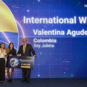 Cristina Garcia y Valentina Agudelo fundadoras de Soy Julieta posan con el galardon de los Global eAwards y el presidente de NTT DATA FOUNDATION Roberto Danino
