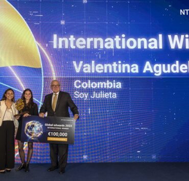 Cristina Garcia y Valentina Agudelo fundadoras de Soy Julieta posan con el galardon de los Global eAwards y el presidente de NTT DATA FOUNDATION Roberto Danino