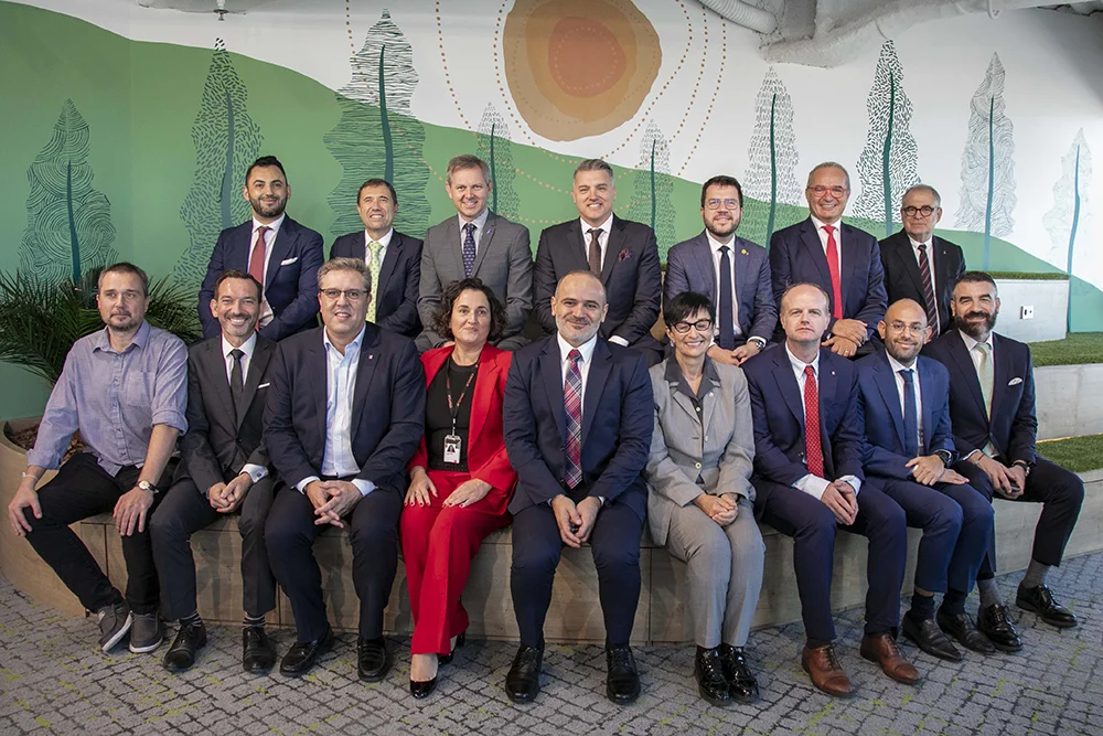 Oracle Health inaugura un Centro de Soporte Europeo en Barcelona 4 Arriba, de derecha a izquierda: Jordi Valls, Teniente de Alcalde del Ayuntamiento de Barcelona; Albert Triola, director general de Oracle España; Pere Aragonès, President de la Generalitat de Catalunya; Travis Dalton, EVP i General Manager de Oracle Health, y José Manuel Miñones, Ministro de Sanidad del Gobierno de España. Acompañados por miembros del equipo de Oracle