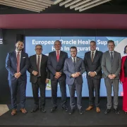 de izquierda a derecha: Jordi Valls, Teniente de Alcalde del Ayuntamiento de Barcelona; Albert Triola, director general de Oracle España; Pere Aragonès, President de la Generalitat de Catalunya; Travis Dalton, EVP i General Manager de Oracle Health, y José Manuel Miñones, Ministro de Sanidad del Gobierno de España. En los laterales, miembros del equipo de Oracle.