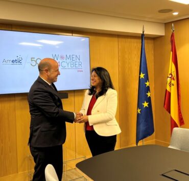 Luis Pardo Cespedes director general de AMETIC y Eduvigis Ortiz Moronta fundadora y presidenta de la Asociacion Women4Cyber Spain 2