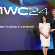 Mats-Granryd-director-general-de-GSMA-y-Lara-Dewar-directora-de-marketing-durante-la-rueda-de-prensa-de-presentación-de-MWC24