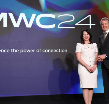 Mats-Granryd-director-general-de-GSMA-y-Lara-Dewar-directora-de-marketing-durante-la-rueda-de-prensa-de-presentación-de-MWC24