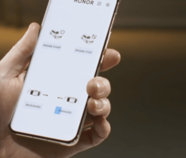 Moving Car with HONOR AI powered Eye tracking Feature