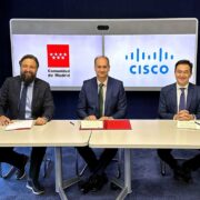 Oliver Tuszik Miguel Lopez Valverde y Andreu Vilamitjana durante la firma del acuerdo