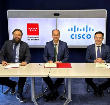 Oliver Tuszik Miguel Lopez Valverde y Andreu Vilamitjana durante la firma del acuerdo