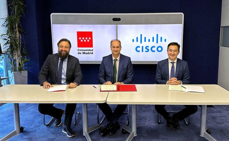 Oliver Tuszik Miguel Lopez Valverde y Andreu Vilamitjana durante la firma del acuerdo