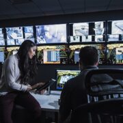 Personal de seguridad en sala de camaras Security personnel in camera room