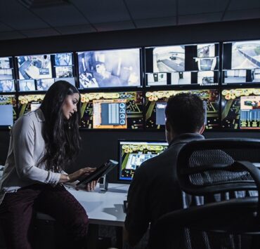 Personal de seguridad en sala de camaras Security personnel in camera room