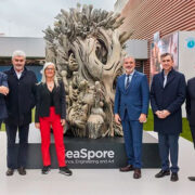 Dr. Michel André, Director del Laboratorio de Bioacústica Aplicada UPC, Marian Puig, Presidenta de ISDIN, Eulàlia Ripoll, Head of Business Spain GSMA, Jaume Collboni, Alcalde de Barcelona, Juan Naya, CEO de ISDIN y Jordi Valls, Teniente de Alcalde de Economía del Ayuntamiento de Barcelona, junto al prototipo SeaSpore presentado por primera vez en el MWC Barcelona