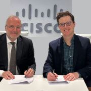 Jonathan-Davidson-y-Constanti-Serrallonga-Director-General-de-Fira-de-Barcelona-durante-la-firma-del-acuerdo