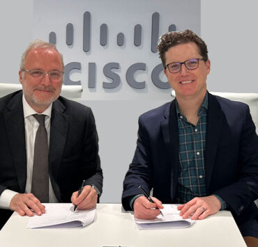 Jonathan-Davidson-y-Constanti-Serrallonga-Director-General-de-Fira-de-Barcelona-durante-la-firma-del-acuerdo