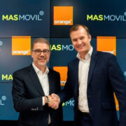 Ludovic Pech, CEO de Orange España, y Meinrad Spenger, CEO de MASMOVIL han firmado la constitución de la nueva JV.