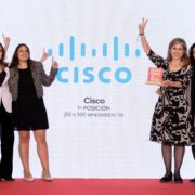 Parte del equipo de Cisco Espana celebrando el galardon durante la gala