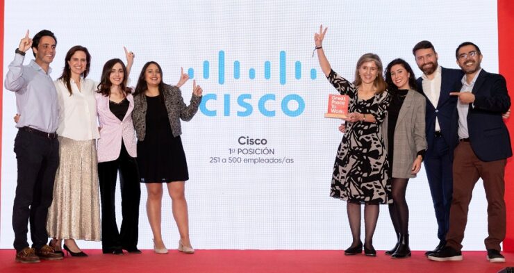 Parte del equipo de Cisco Espana celebrando el galardon durante la gala
