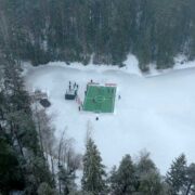 OnePlus organiza el primer partido de fútbol internacional en un lago helado