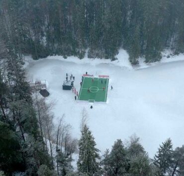 OnePlus organiza el primer partido de fútbol internacional en un lago helado