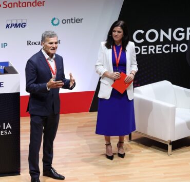 Jose Angel Sandin CEO de Lefebvre Julia Fernandez directora de colectivos y negocio no residentes en Santander Espana y Juan Pujol presidente de Lefebvre