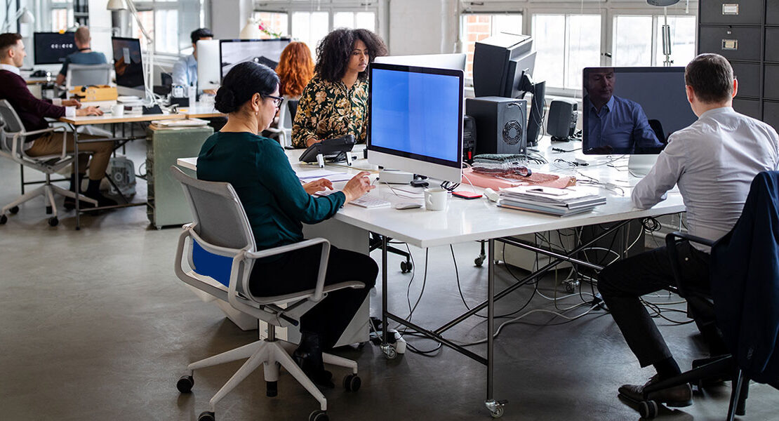 Empleados Plantilla Oficina Inteligencia Artificial IA Generativa