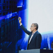 En Computex Taiwán, Pat Gelsinger, CEO de Intel, habla de las enormes oportunidades que se avecinan y de la innovación de Intel que está llevando la IA a todas partes. Durante el evento de junio de 2024, Intel desveló tecnologías y arquitecturas de vanguardia preparadas para acelerar el ecosistema de la inteligencia artificial.