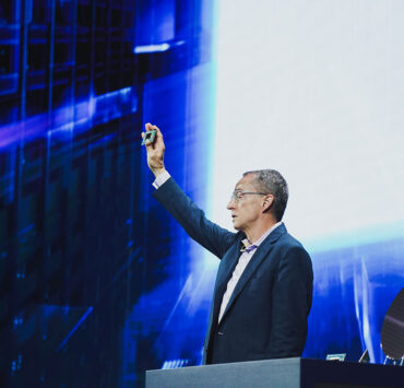 En Computex Taiwán, Pat Gelsinger, CEO de Intel, habla de las enormes oportunidades que se avecinan y de la innovación de Intel que está llevando la IA a todas partes. Durante el evento de junio de 2024, Intel desveló tecnologías y arquitecturas de vanguardia preparadas para acelerar el ecosistema de la inteligencia artificial.