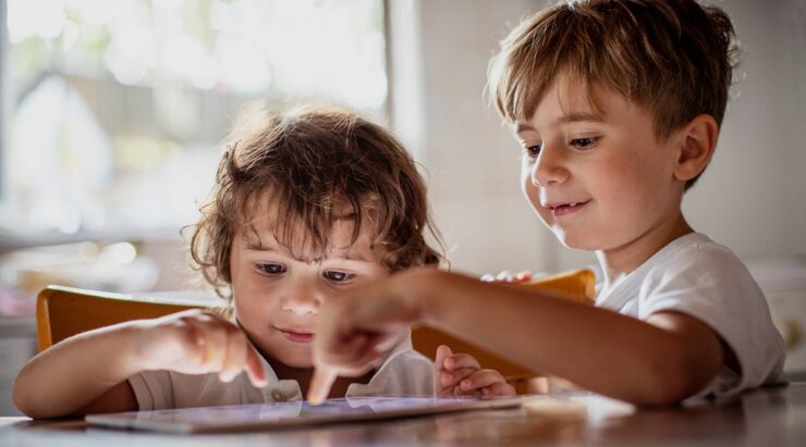 Kids using a digital tablet 1178068262 5472x3648 1