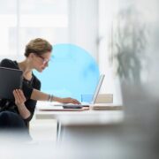 Empresaria con ordenador portatil en la oficina Business woman using laptop in office