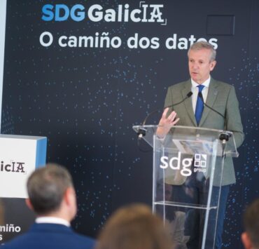Presidente Alfonso Rueda en la sede de SDG Galicia