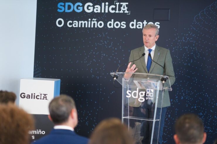 Presidente Alfonso Rueda en la sede de SDG Galicia