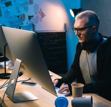 La capacidad para adaptarse a las demandas del mercado es una de las claves para la competitividad empresarial, por ello, hoy en día las organizaciones buscan de forma constante mejorar su eficiencia y reducir el tiempo de lanzamiento al mercado de nuevos servicios y aplicaciones. En este contexto, el desarrollo low-code, entendido como la metodología de programación que minimiza la necesidad de codificación manual, emerge como clave para que los desarrolladores y empresas logren este propósito. De hecho, el low-code es capaz de duplicar la velocidad de desarrollo de aplicaciones y reducir a un 40% el tiempo necesario con métodos tradicionales, según knowmad mood, consultora tecnológica líder en soluciones de transformación digital, que señala estos datos coincidiendo con la celebración del Día del Programador (12 de septiembre). Así, si la aplicación del low-code acelera el proceso de desarrollo de aplicaciones, su combinación con tecnologías como la Inteligencia Artificial, que es capaz de automatizar los procesos y reducir tanto errores como el tiempo en el análisis de la información, resulta una de las grandes ventajas para las empresas que buscan aumentar su eficiencia y productividad. En este sentido, knowmad mood recoge algunos de los beneficios que tiene esta unión y que hacen que ésta sea clave para impulsar a las organizaciones al éxito: 1) Incremento de la innovación y la creatividad. Con la aplicación de la Inteligencia Artificial, la generación de código puede automatizarse de forma que los equipos pueden concentrarse más en la solución de problemas y la creatividad, en lugar de su sintaxis. Y es que, según un reciente estudio del Instituto Gottlieb Duttweiler, la IA ha demostrado tener el potencial para impulsar la creatividad, por lo que así, al liberar a los desarrolladores de las tareas de codificación tediosa y repetitiva, la combinación del low-code y la IA resulta en que los equipos se desenvuelven en un entorno donde la innovación puede prosperar. 2) Eficiencia y toma de decisiones mejorada. Al reducir la cantidad de codificación manual, el low-code permite a las empresas acelerar todo el ciclo de vida del desarrollo de aplicaciones. En esta línea, si se combina con la IA y su capacidad de automatización de tareas repetitivas, de análisis de datos o búsqueda de patrones los equipos podrán enfocarse en las tareas y decisiones que realmente aporten un valor añadido y aumenten la productividad. Y es que, tal y como muestra un informe de McKinsey, las empresas que aplican la IA para la toma de decisiones pueden mejorar su productividad en hasta un 40%. 3) Fortalecimiento de la fiabilidad, escalabilidad y seguridad. Las plataformas de desarrollo low-code, como la que knowmad mood junto a OutSystems pone a disposición de las empresas, tienen integradas mejores prácticas de seguridad, escalabilidad y mantenibilidad. Esto se traduce no solo en la reducción del riesgo de errores humanos, sino también en la garantía de contar con aplicaciones más robustas. 4) Aceleración del tiempo de lanzamiento al mercado. El propósito de mejorar la eficiencia no es otro que ser capaces de responder de forma ágil y rápida no solo a las oportunidades de mercado, sino también a las demandas de los clientes. Según estudios de Gartner el 67% de las empresas que adoptan el low-code lo hacen para reducir el ‘time-to-market’ y, de esta forma, la combinación con la IA permite a los desarrolladores y las empresas entregar nuevas aplicaciones y servicios en un periodo de tiempo mucho menor que el que requeriría el desarrollo tradicional. 5) Democratización del desarrollo de aplicaciones. La brecha de habilidades en tecnología continúa siendo un desafío persistente para muchas empresas, pero el low-code y la IA emergen para abordar este reto en torno a la fuerza laboral tecnológica. Y es que, al simplificar el proceso de desarrollo, permite a los profesionales con menos experiencia técnica contribuir de manera efectiva al desarrollo de soluciones. Al mismo tiempo, la IA permite a aquellas personas en proceso de adquirir experiencia en programación utilizarla para su generación de código low-code. “La combinación entre el low-code y la IA permite reducir significativamente el ciclo de vida del desarrollo de aplicaciones, pero lo cierto es que también permite superar barreras que previamente eran insuperables. Además, no sólo acelera la necesaria digitalización de las empresas, sino que también mejora la experiencia del cliente de forma muy significativa, un ingrediente esencial para que las empresas alcancen el éxito. Así, la adopción de plataformas de desarrollo low-code como la que proporcionamos desde knowmad mood junto a OutSystems, representa una oportunidad sin precedentes para toda organización cuyo objetivo sea mejorar su agilidad y eficiencia. Si además aprovechan las ventajas que la IA proporciona, tendrán la receta para ser una empresa plenamente competitiva en un entorno complicado como el actual”, afirma Ignacio Montero Jiménez, responsable de la línea de negocio de Arquitectura y Desarrollo de knowmad mood.