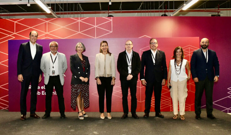 De izquierda a derecha: Javier Gómez, Sales Manager de Equinix; Juan Romero, director de operaciones de Equinix en España; Eulalia Flo, consejera delegada de Equinix en España; Cristina Santón, teniente de alcalde de Ciudad Transformadora; Alexander van der Kolk, Global IT Technology Director de Fluidra; Joan Monraba, Director General de Colt Technology; Maria Elisa García, Field Marketing Manager de Equinix en España y Portugal; y Manuel Giménez, Executive Director de Spain DC.