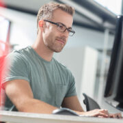 Empleado en ordenador