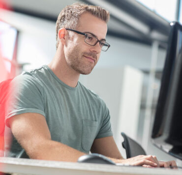 Empleado en ordenador