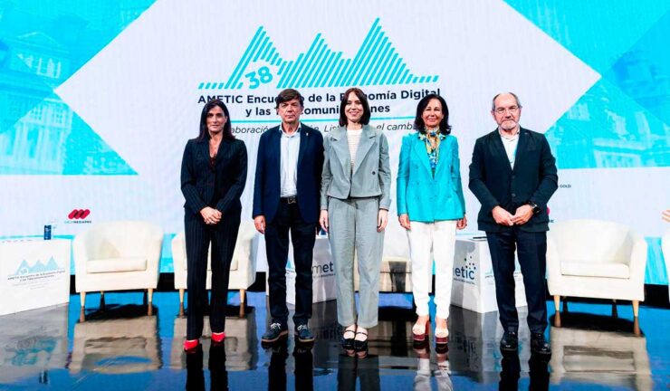 La ministra de Ciencia, Innovación y Universidades, Diana Morant, en la clausura del 38º "Encuentro de la Economía Digital y las Telecomunicaciones" de AMETIC.