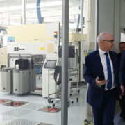El presidente y CEO de IMEC, Luc Van den Hove, guía al presidente del Gobierno, Pedro Sánchez, y al primer ministro belga, Alexander de Croo, durante la visita a la sede de IMEC. Pool Moncloa/Borja Puig de la Bellacasa. Lovaina (Bélgica)