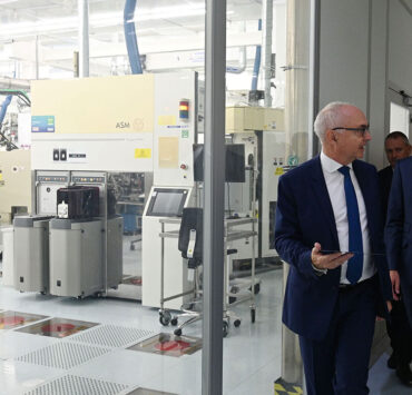 El presidente y CEO de IMEC, Luc Van den Hove, guía al presidente del Gobierno, Pedro Sánchez, y al primer ministro belga, Alexander de Croo, durante la visita a la sede de IMEC. Pool Moncloa/Borja Puig de la Bellacasa. Lovaina (Bélgica)