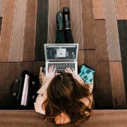 Mujer portátil ciberseguridad