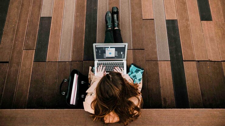 Mujer portátil ciberseguridad