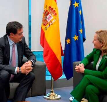 El ministro para la Transformación Digital y de la Función Pública, Óscar López, durante su reunión con la presidenta del Banco Europeo de Inversiones (BEI), Nadia Calviño.