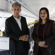 La presidenta y CEO de Vueling, Carolina Martinoli, y el CEO de Mobile World Capital Barcelona, Francesc Fajula, durante la presentación de la alianza.