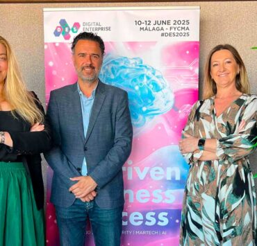 Alezeya Sánchez, directora de Digital Business World Congress, foro que se lleva a cabo en el marco de DES; Raúl Jiménez, Director Gerente de la Agencia Digital de Andalucía; y Sandra Infante, directora de DES.