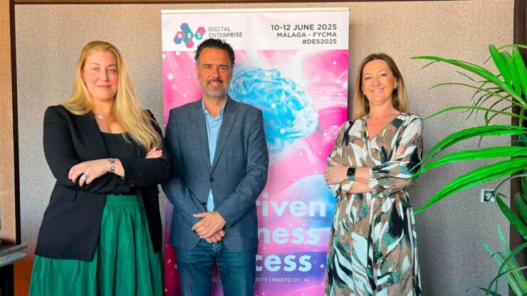 Alezeya Sánchez, directora de Digital Business World Congress, foro que se lleva a cabo en el marco de DES; Raúl Jiménez, Director Gerente de la Agencia Digital de Andalucía; y Sandra Infante, directora de DES.