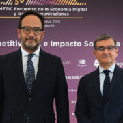 Antonio Hernando Vera, secretario de Estado de Telecomunicaciones e Infraestructuras Digitales, y Francisco Hortigüela, presidente de AMETIC