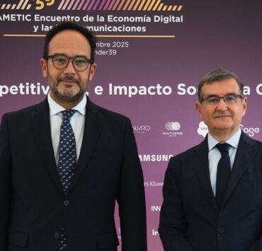 Antonio Hernando Vera, secretario de Estado de Telecomunicaciones e Infraestructuras Digitales, y Francisco Hortigüela, presidente de AMETIC