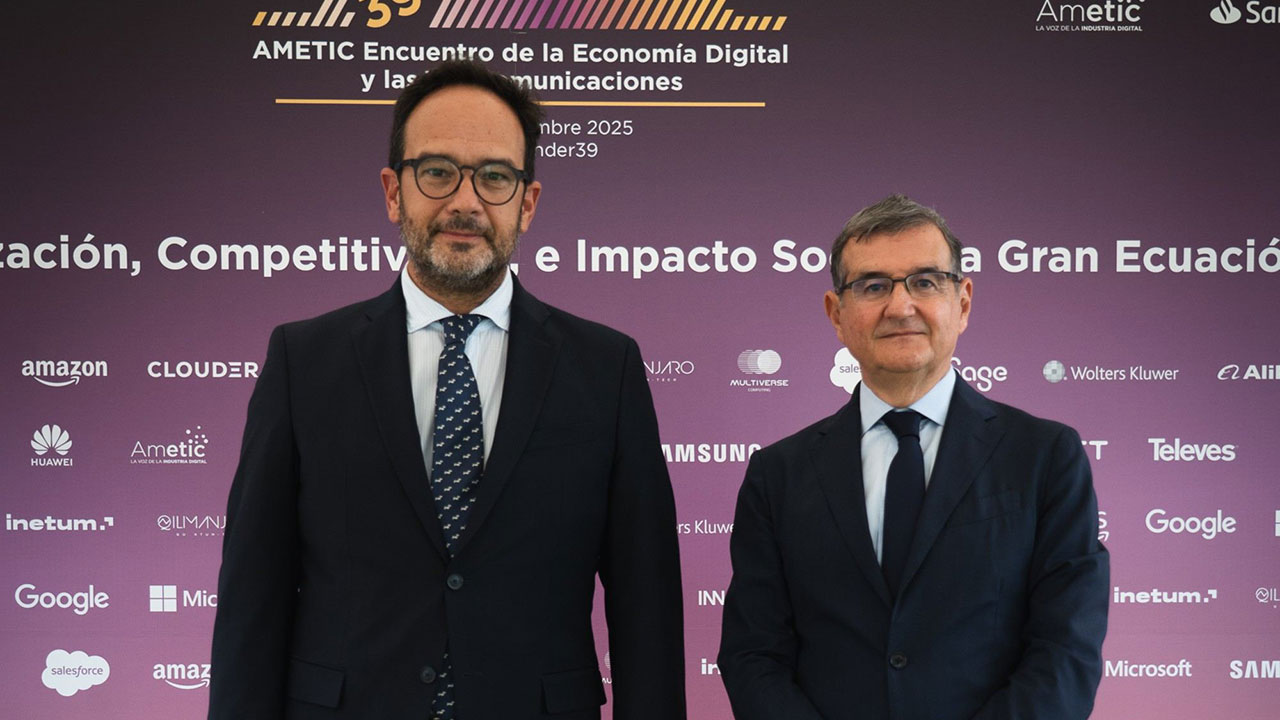Antonio Hernando Vera, secretario de Estado de Telecomunicaciones e Infraestructuras Digitales, y Francisco Hortigüela, presidente de AMETIC