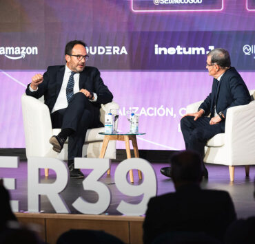 Antonio Hernando Vera, secretario de Estado de Telecomunicaciones e Infraestructuras Digitales, y Francisco Hortigüela, presidente de AMETIC