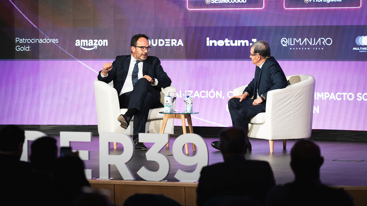 Antonio Hernando Vera, secretario de Estado de Telecomunicaciones e Infraestructuras Digitales, y Francisco Hortigüela, presidente de AMETIC