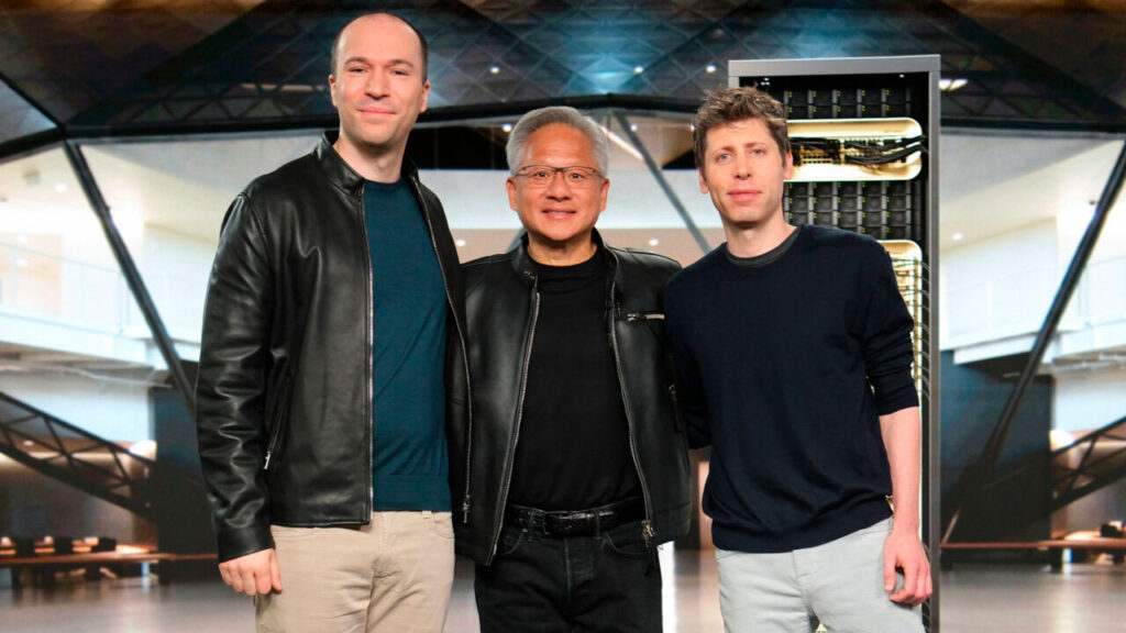 (De izquierda a derecha): El presidente de OpenAI, Greg Brockman, el fundador y director ejecutivo de NVIDIA, Jensen Huang, y el director ejecutivo de OpenAI, Sam Altman