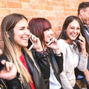 Personas hablando smartphone